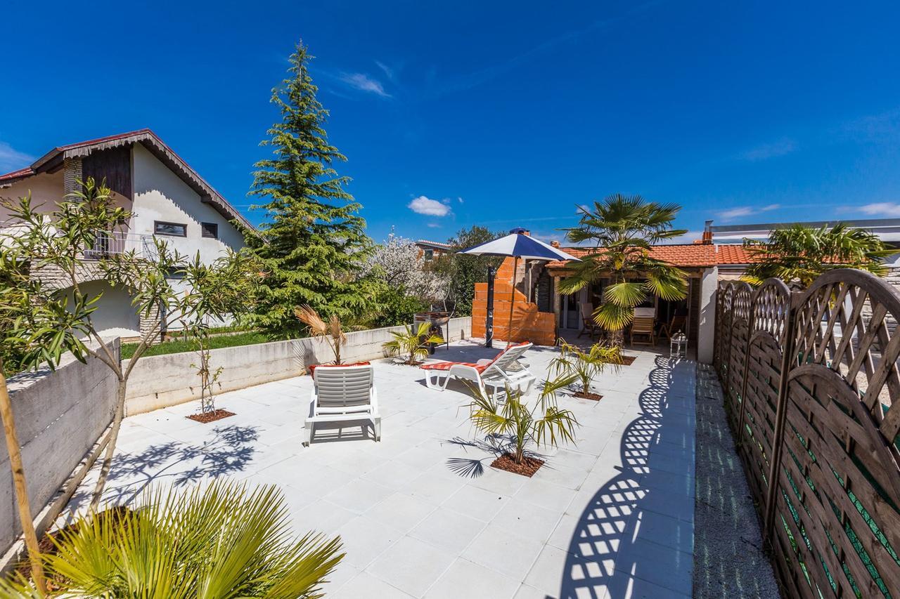 Holliday Home Maxdom Sukosan Luaran gambar