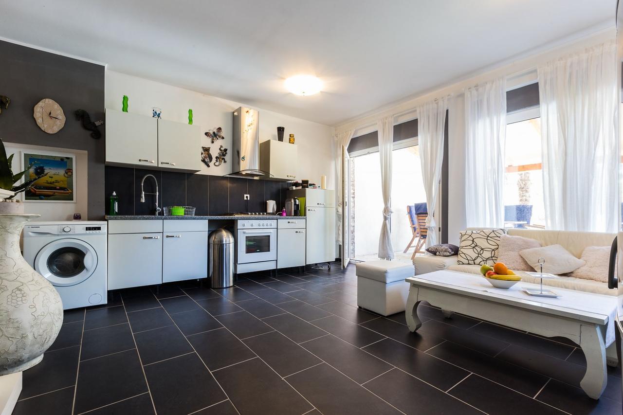 Holliday Home Maxdom Sukosan Luaran gambar